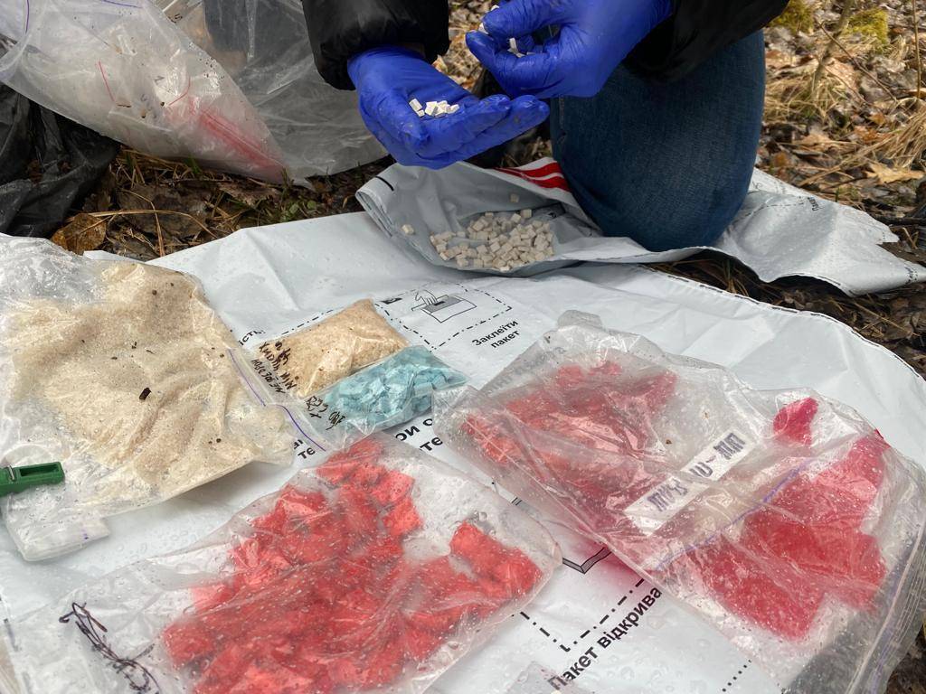 На Прикарпатті вилучили близько 8 кілограмів наркотиків: поліцейські затримали наркоторговця. ФОТО