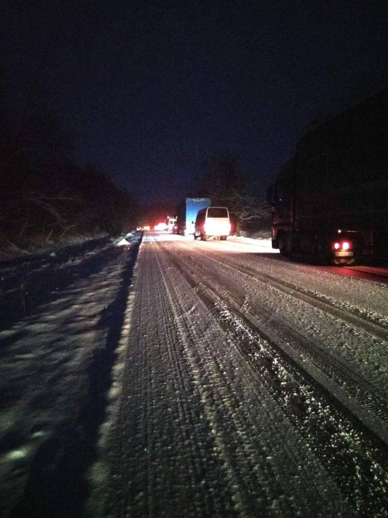 Дорогу між Франківськом і Калушем замело, утворився багатокілометровий затор. ФОТО