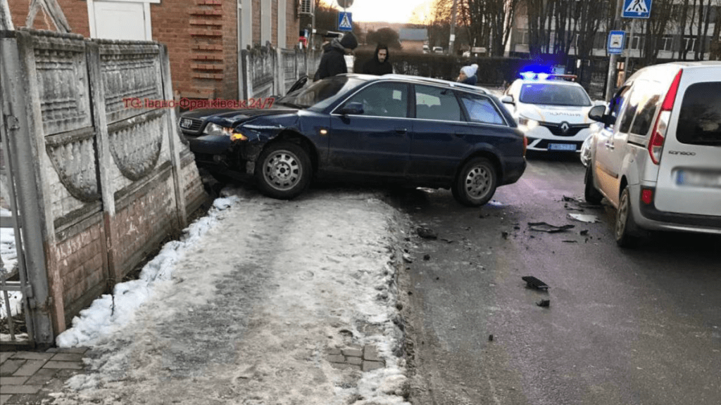 У Франківську водій “Ауді” протаранив паркан
