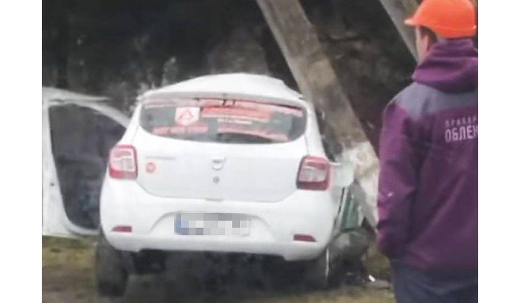 ДТП на Прикарпатті: Автомобіль влетів у електроопору
