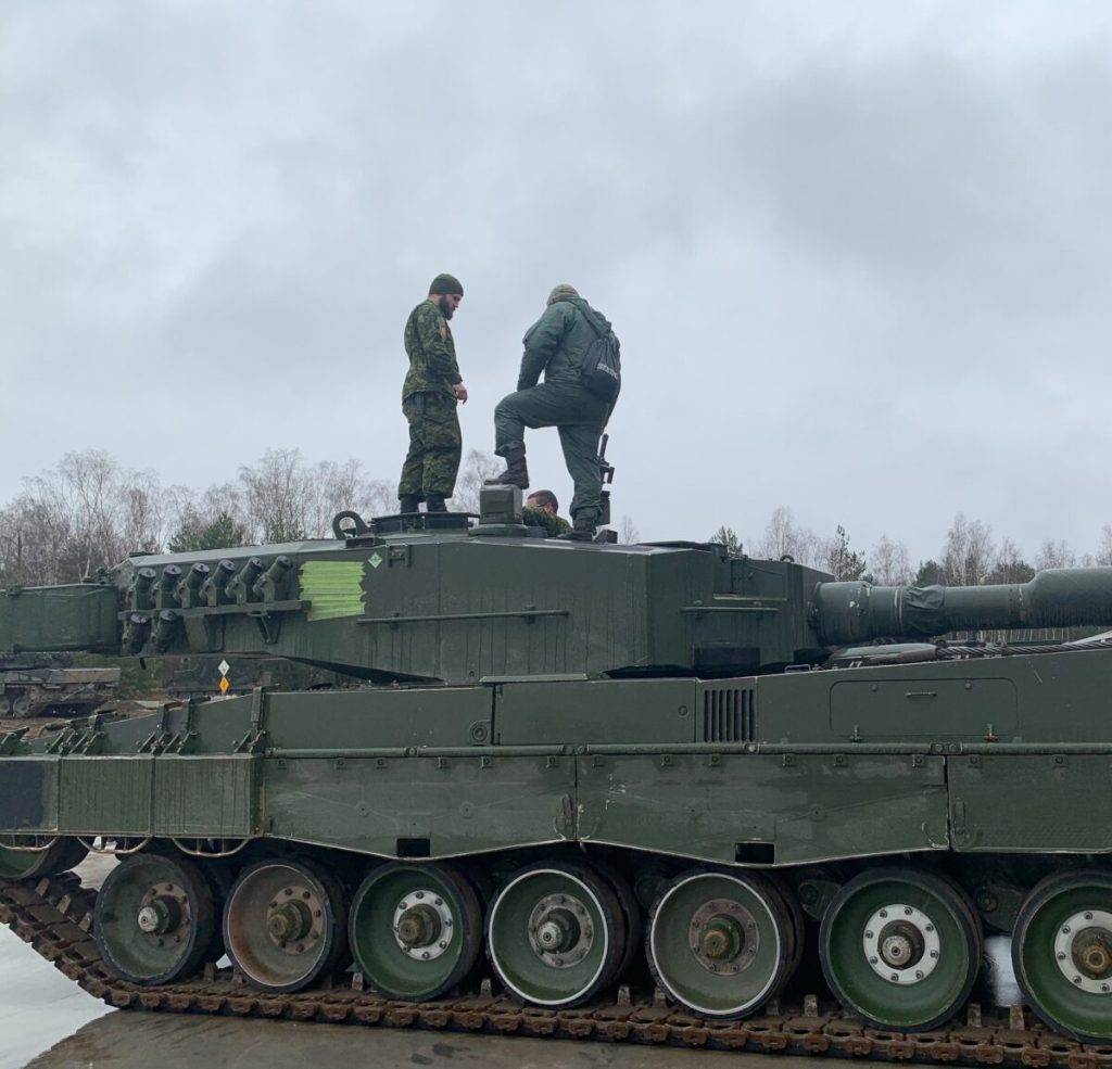 У Польщі канадські інструктори навчають українських танкістів на Leopard