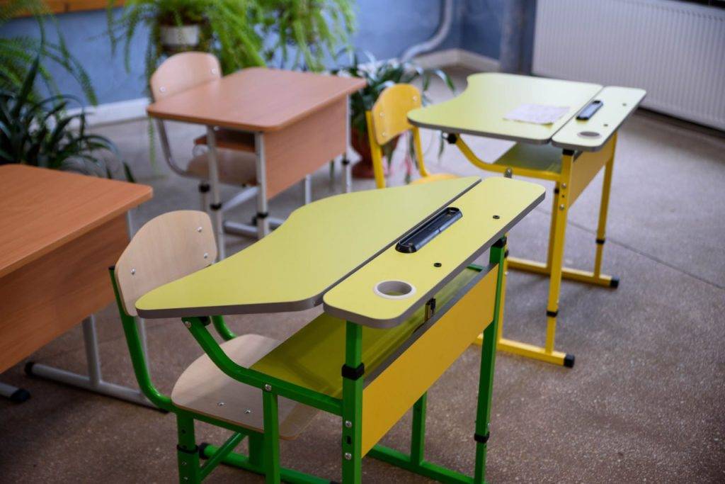 Прикарпатські школи отримають ортопедичні парти для навчання в укриттях
