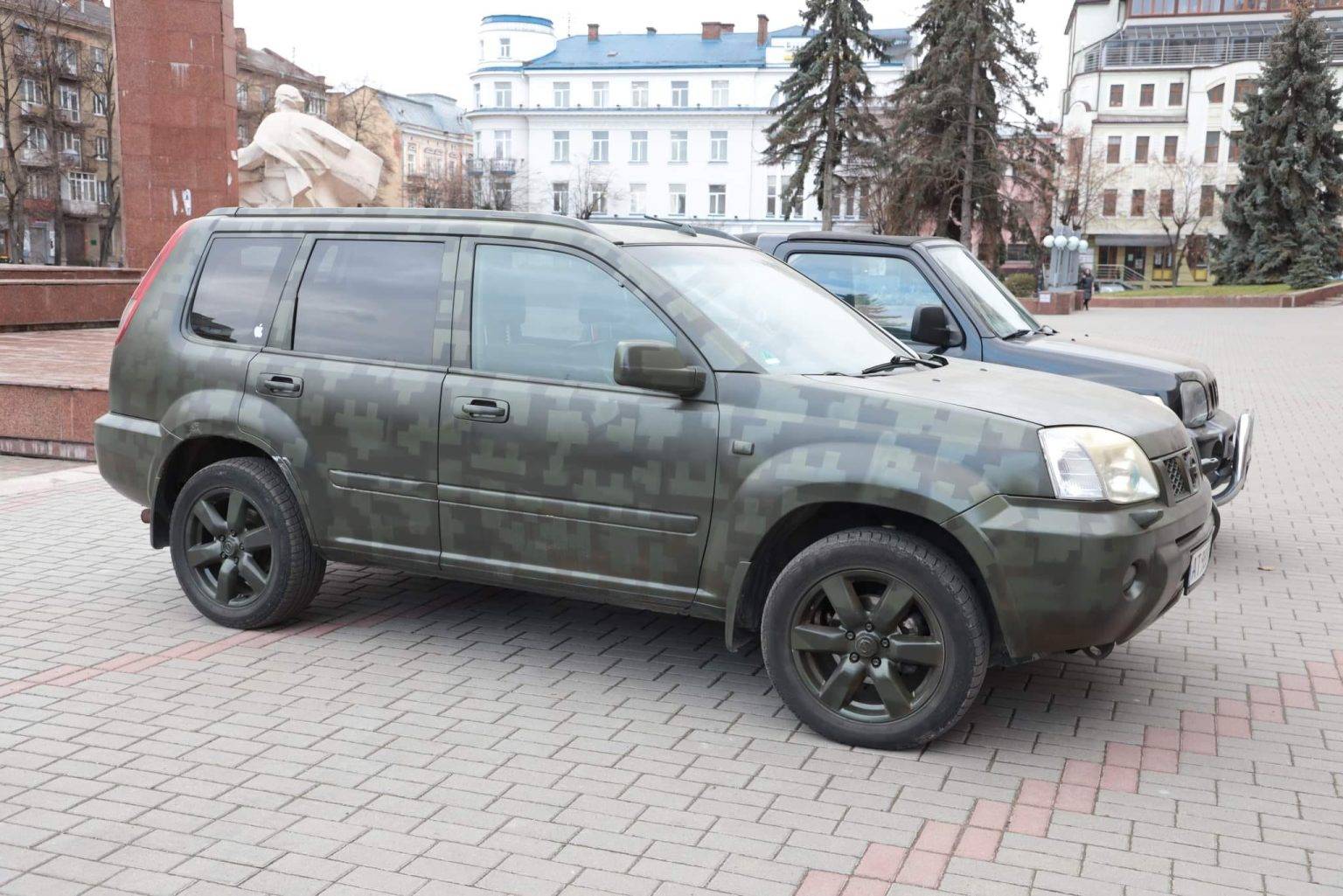 Франківським захисникам передали два позашляховики