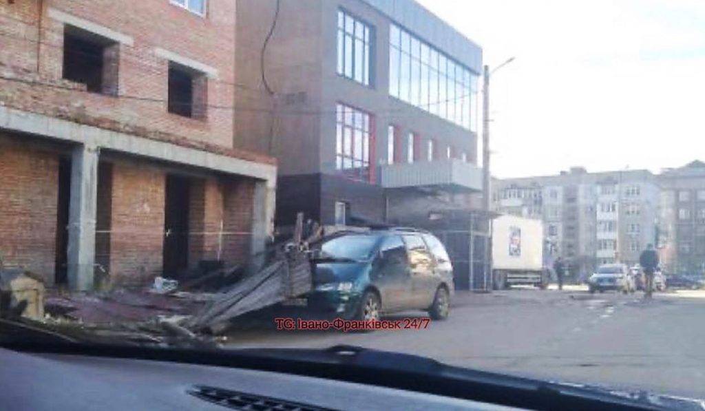 У Франківську шквалистий вітер повалив покрівлю на автомобіль