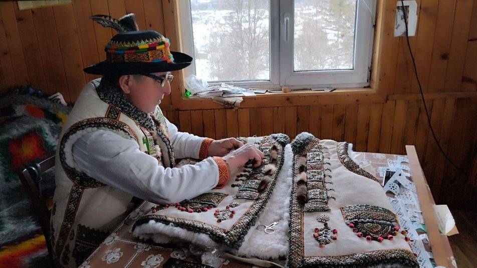 Майстер Юрій Поляк вже понад півстоліття займається пошиттям гуцульського вбрання