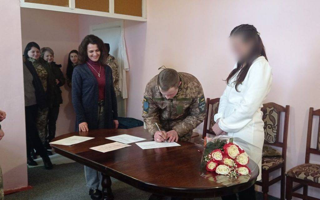 На Тернопільщині військовий одружився із засудженою