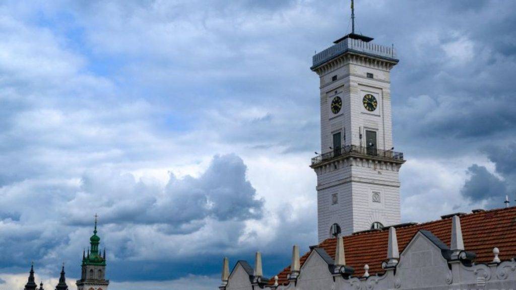 У Львові на голову 17-річної дівчини впав шматок ліпнини