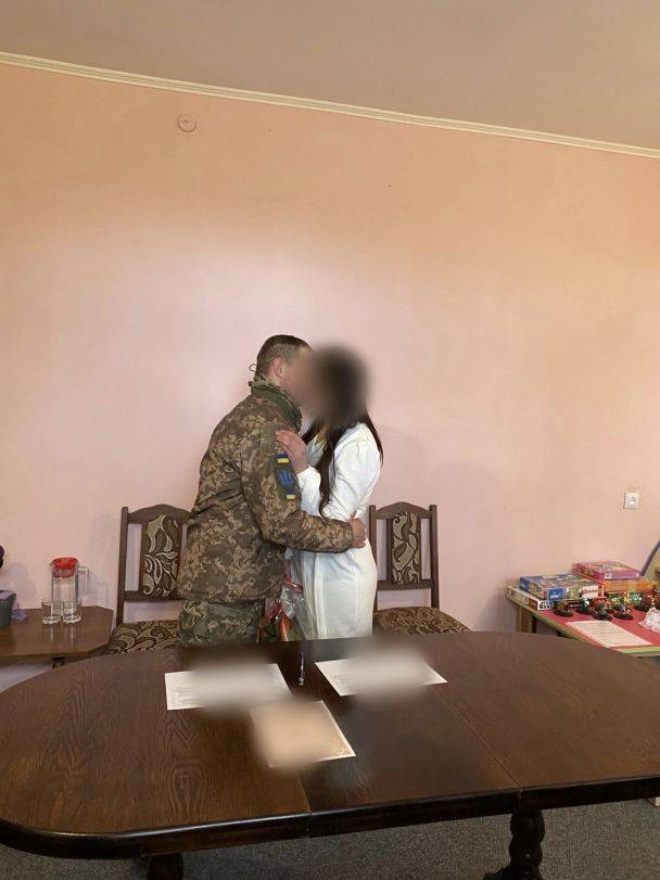 На Тернопільщині військовий одружився із засудженою