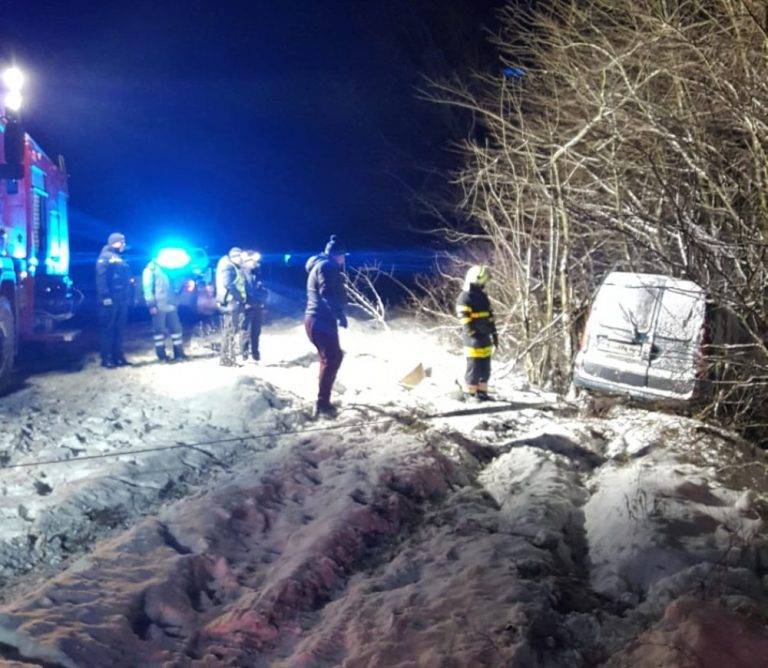 Уночі на Франківщині автомобіль врізався у дерево: водій загинув