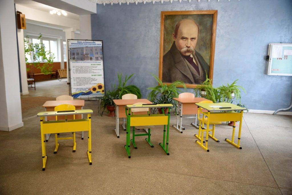 Прикарпатські школи отримають ортопедичні парти для навчання в укриттях