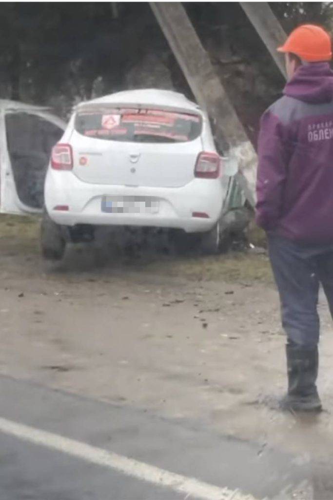 ДТП на Прикарпатті: Автомобіль влетів у електроопору