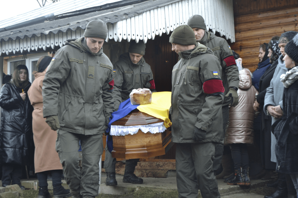 У Маняві попрощалися з воїном Василем Вінтоняком