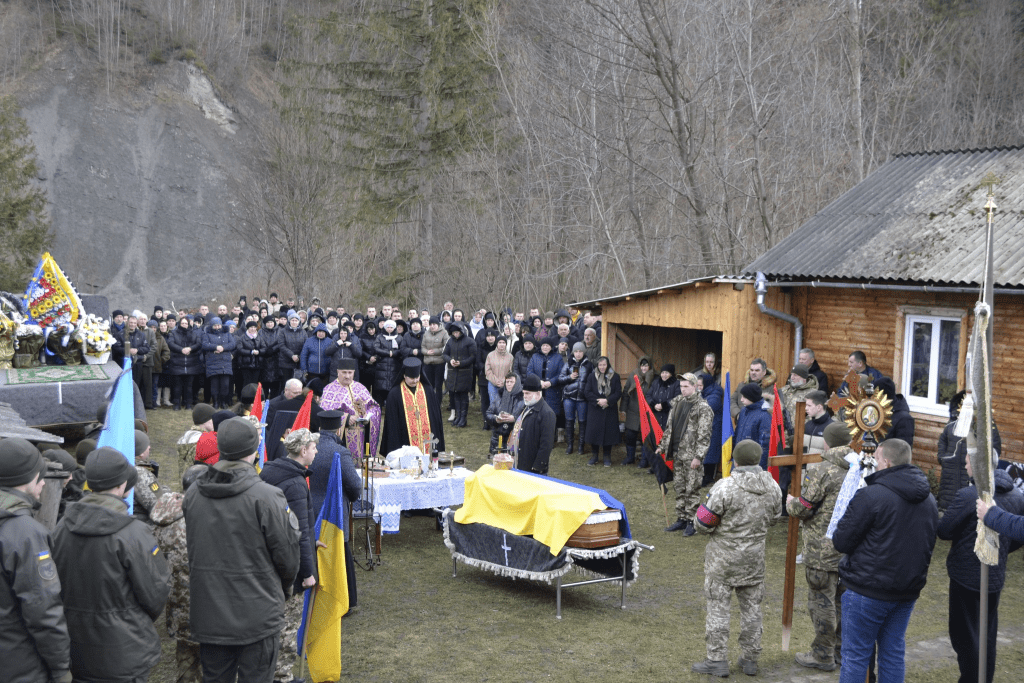 У Маняві попрощалися з воїном Василем Вінтоняком