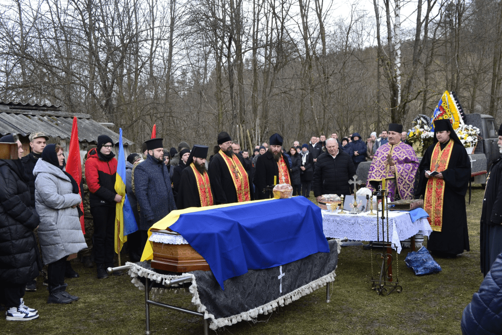 У Маняві попрощалися з воїном Василем Вінтоняком