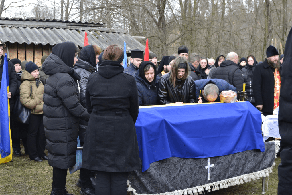 У Маняві попрощалися з воїном Василем Вінтоняком