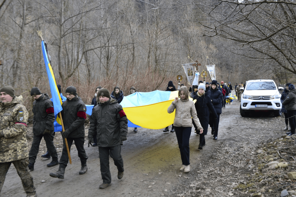 У Маняві попрощалися з воїном Василем Вінтоняком