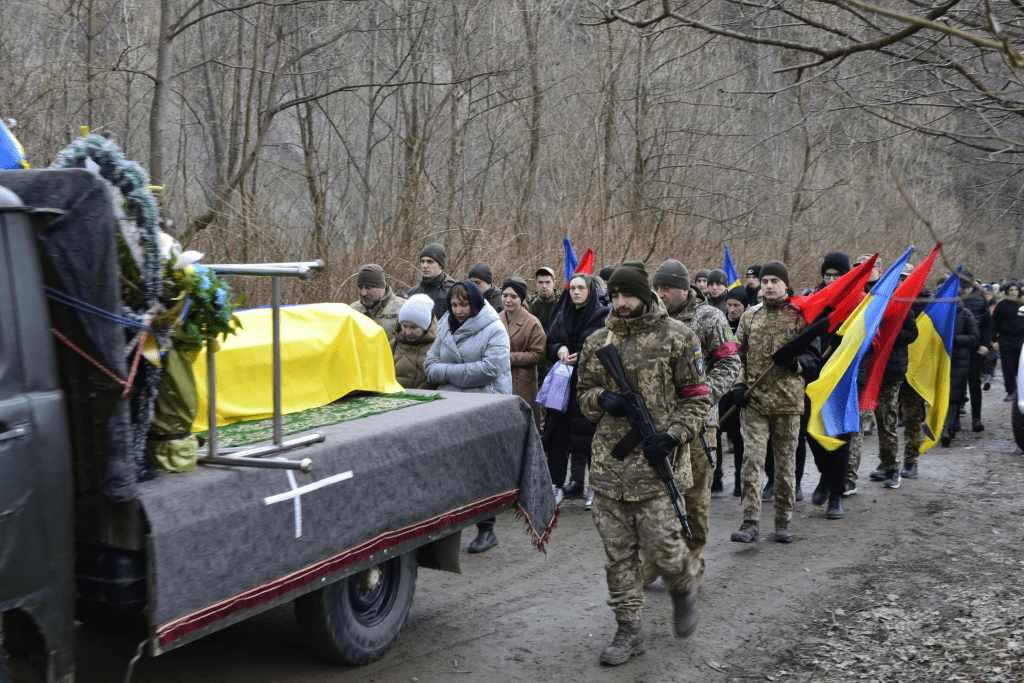 У Маняві попрощалися з воїном Василем Вінтоняком