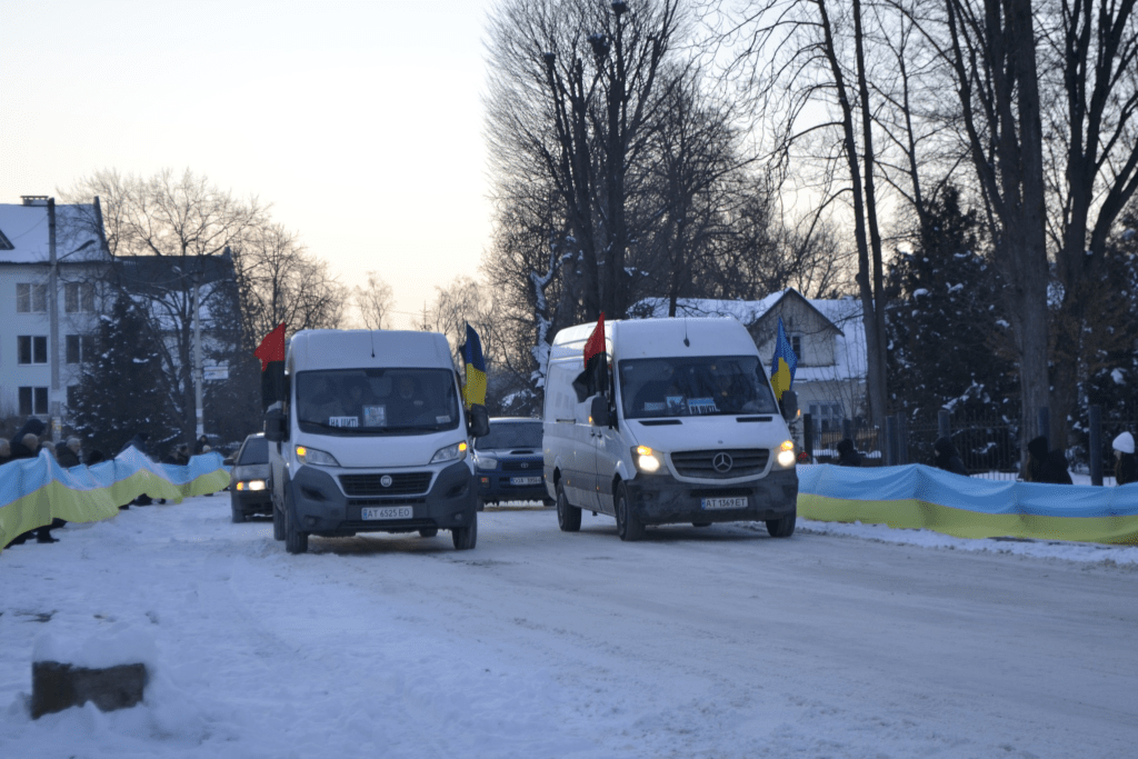 Зі сльозами та живим коридором: у Солотвинській громаді зустріли кортеж з тілами двох захисників ФОТО