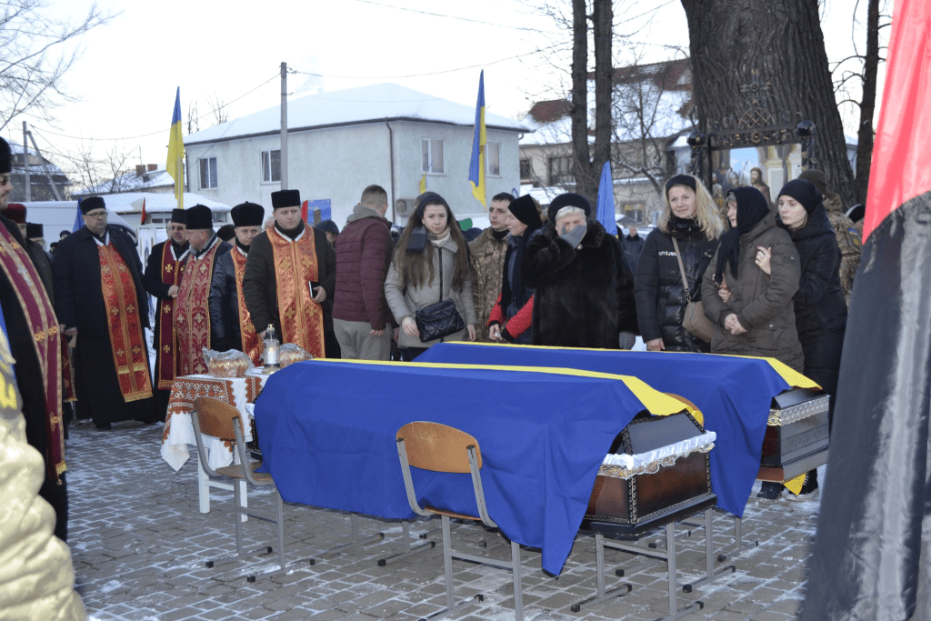 Зі сльозами та живим коридором: у Солотвинській громаді зустріли кортеж з тілами двох захисників ФОТО