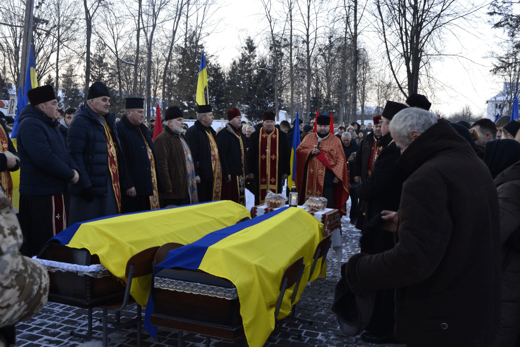 Зі сльозами та живим коридором: у Солотвинській громаді зустріли кортеж з тілами двох захисників ФОТО