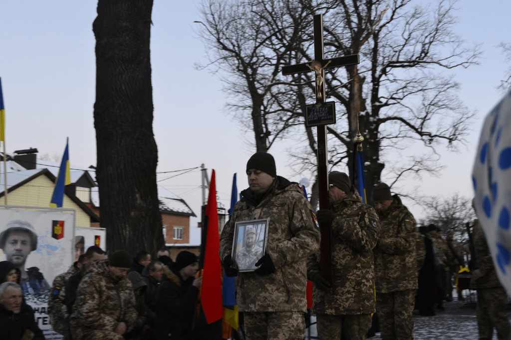 Зі сльозами та живим коридором: у Солотвинській громаді зустріли кортеж з тілами двох захисників ФОТО