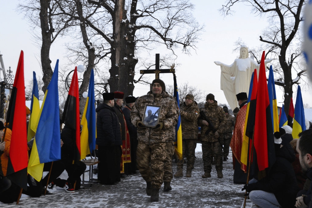 Зі сльозами та живим коридором: у Солотвинській громаді зустріли кортеж з тілами двох захисників ФОТО