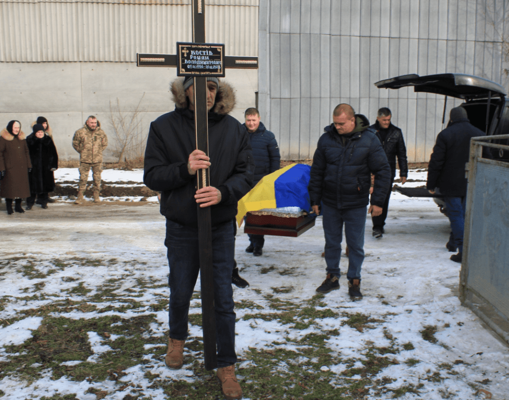 Загиблого на війні Героя Романа Костіва поховали у рідному селі Підпечери