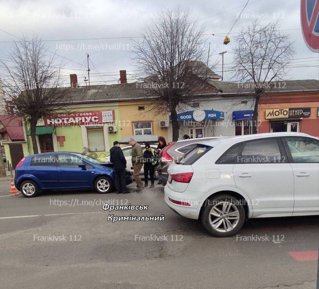 У Франківську на Галицькій зіштовхнулись два авто, рух через ДТП ускладнено