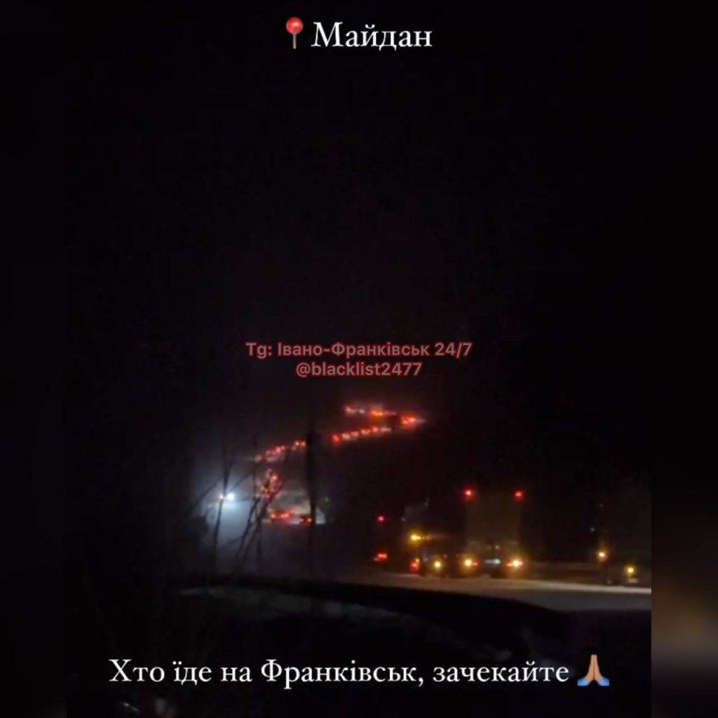 Дорогу між Франківськом і Калушем замело, утворився багатокілометровий затор. ФОТО