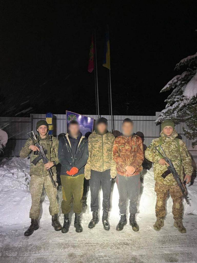 На Буковині прикордонники затримали чоловіків, які гірськими стежками прямували до ЄС