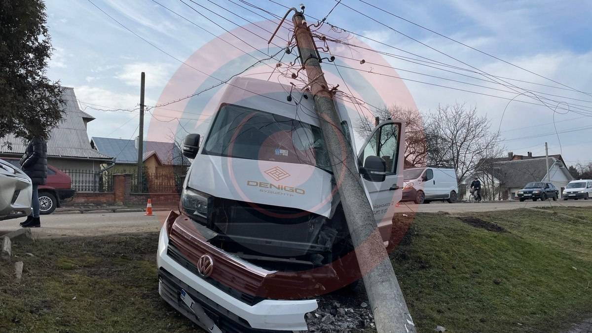 У Коломиї бус врізався у стовп, водія з місця ДТП забрала “швидка”