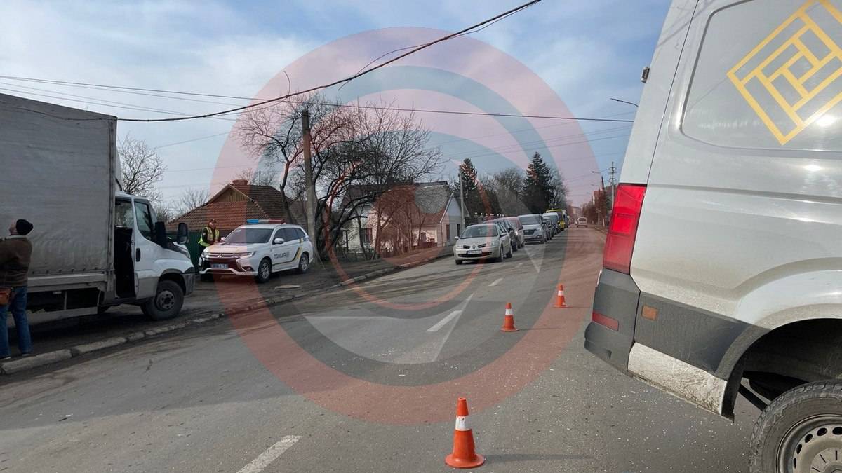 У Коломиї бус врізався у стовп,дтп у коломиї,прикарпатська поліція