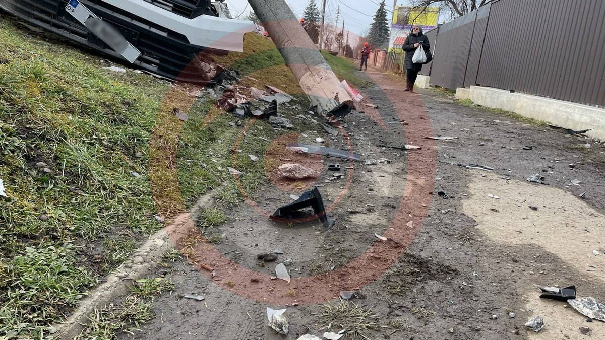 У Коломиї бус врізався у стовп,дтп у коломиї,прикарпатська поліція