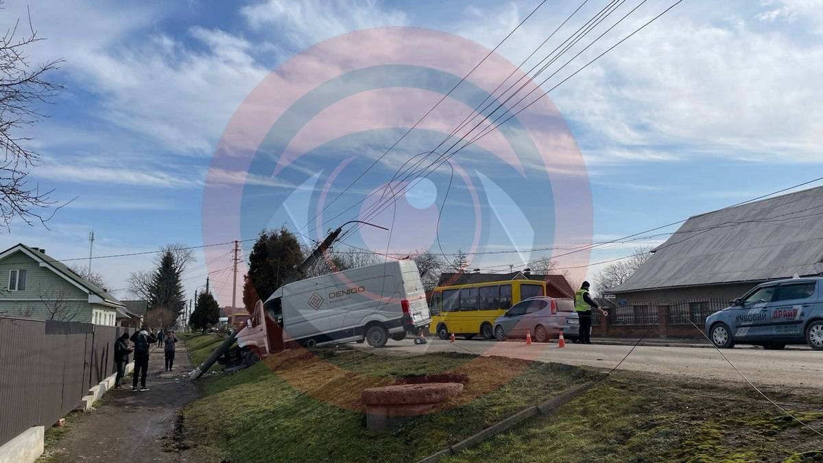 У Коломиї бус врізався у стовп,дтп у коломиї,прикарпатська поліція