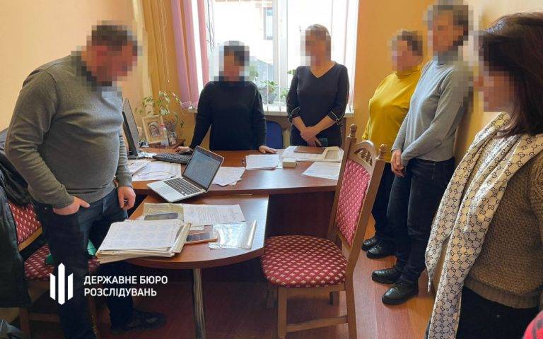 Прикарпатські посадовці організували “бізнес” з переправляння чоловіків за кордон, – ДБР