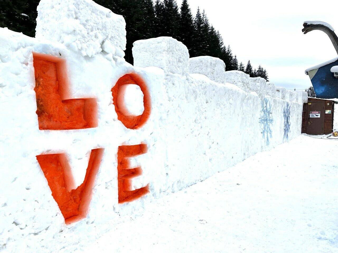 Неподалік Буковелю відкрили перший в Україні сніговий лабіринт,Сніговий лабіринт «Диноляндії Карпати»,Перший в Україні сніговий лабіринт