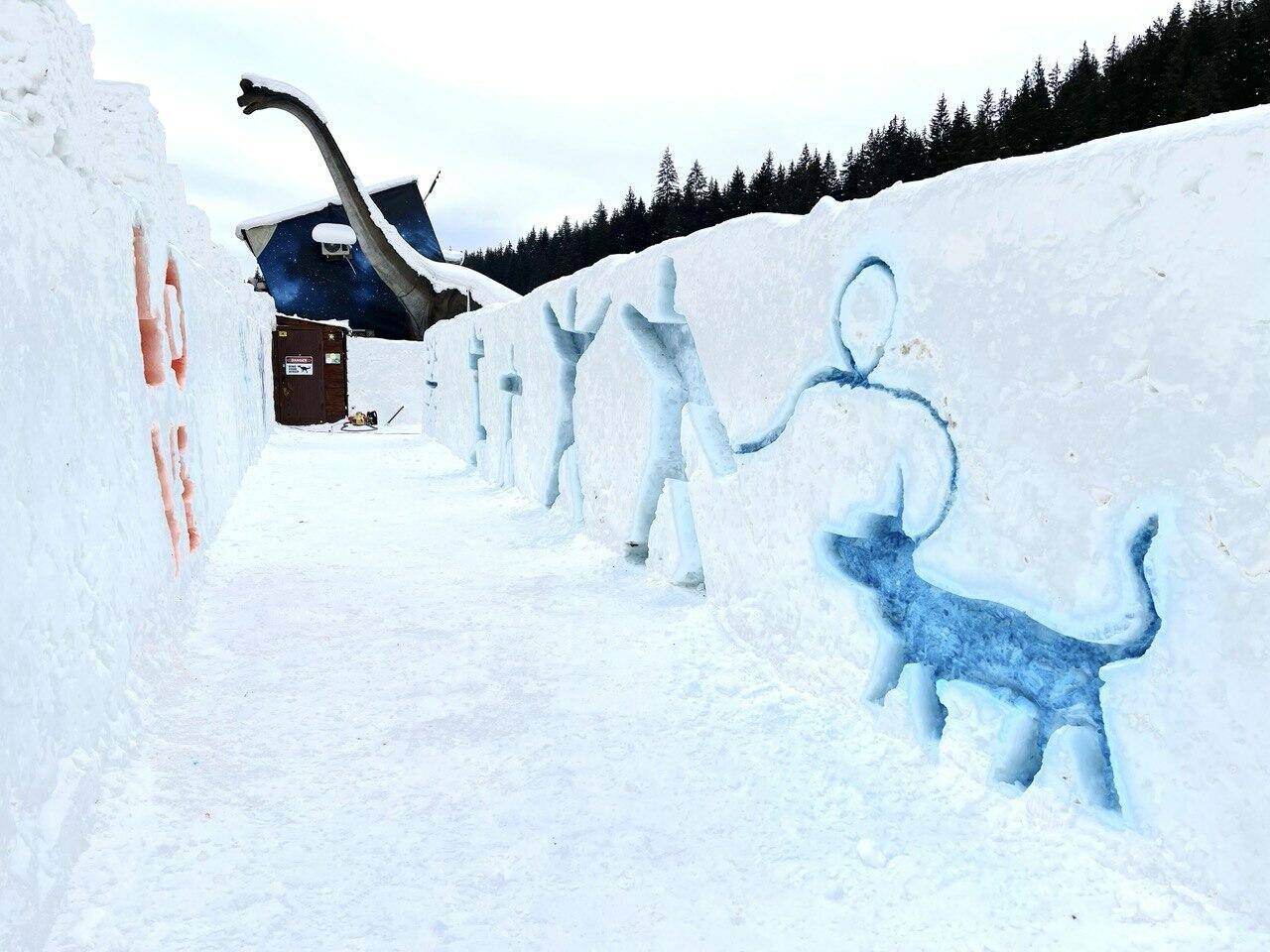 Неподалік Буковелю відкрили перший в Україні сніговий лабіринт,Сніговий лабіринт «Диноляндії Карпати»,Перший в Україні сніговий лабіринт