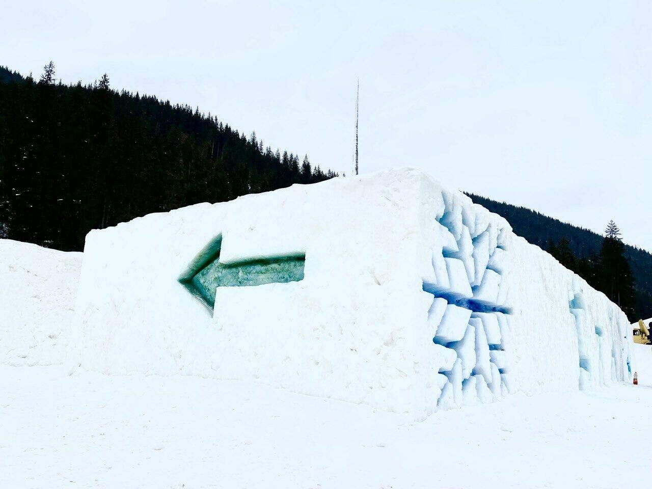 Неподалік Буковелю відкрили перший в Україні сніговий лабіринт,Сніговий лабіринт «Диноляндії Карпати»,Перший в Україні сніговий лабіринт