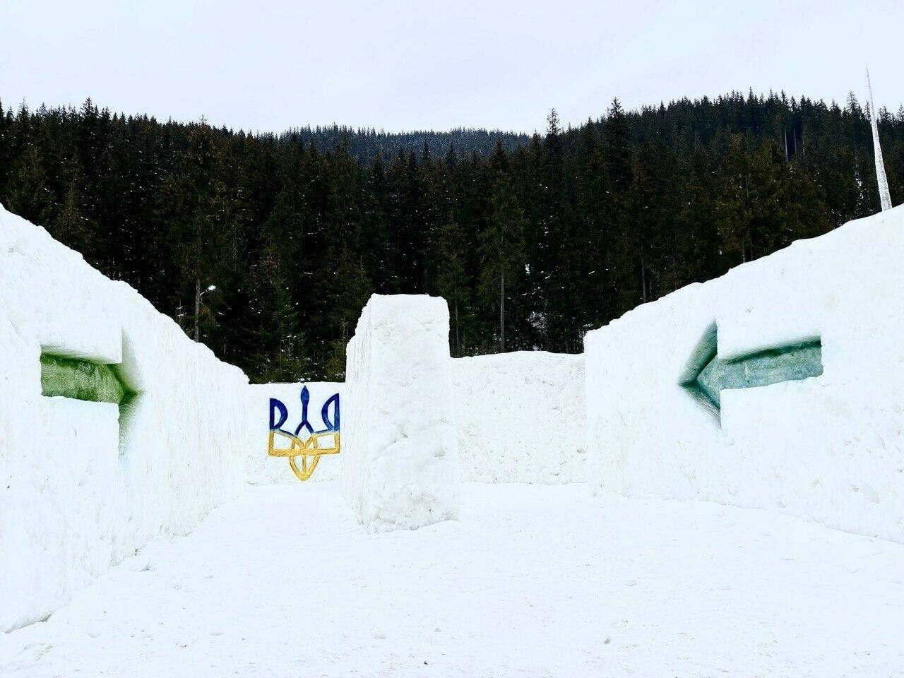 Неподалік Буковелю відкрили перший в Україні сніговий лабіринт,Сніговий лабіринт «Диноляндії Карпати»,Перший в Україні сніговий лабіринт