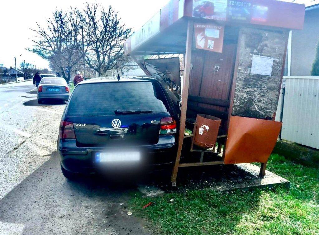 На Снятинщині водій «Volksvagen Golf» зіткнувся із зупинкою та наїхав на пішохода