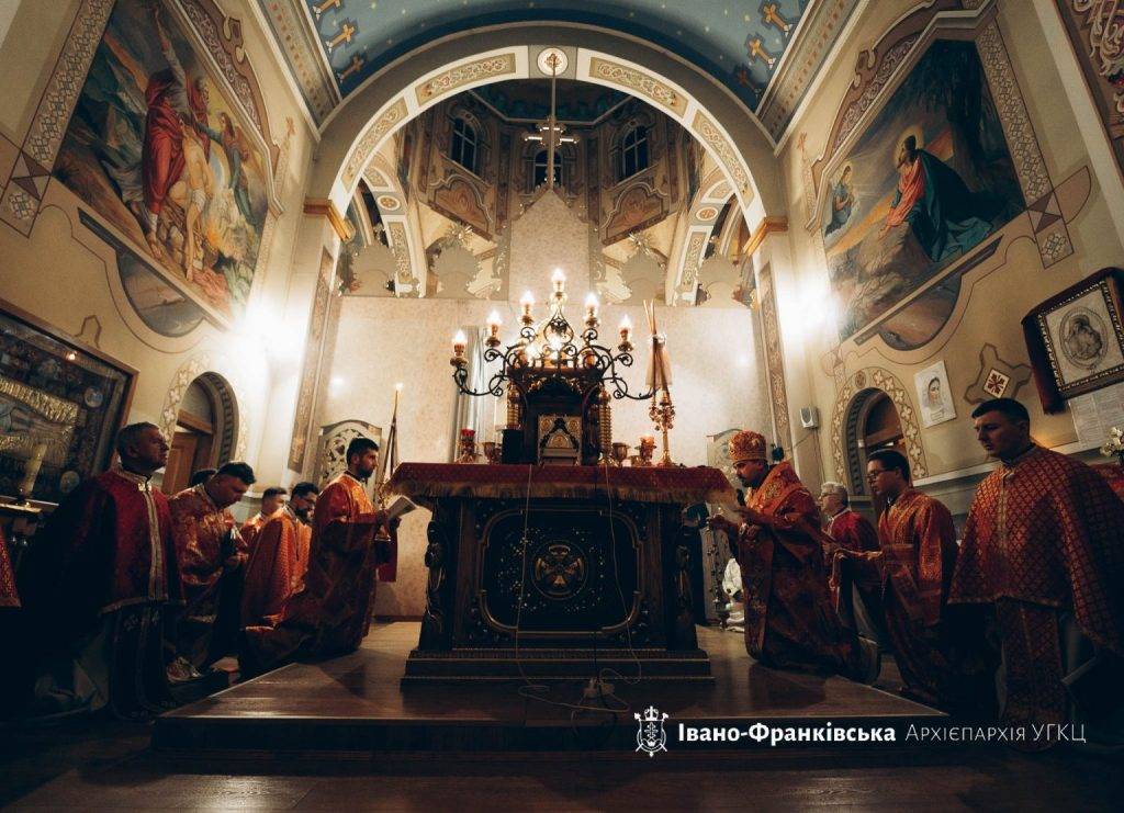 «В наших стражданнях за правду ми подібні до Ісуса» – Владика Андрій Хім’як на нічних чуваннях у Старуні