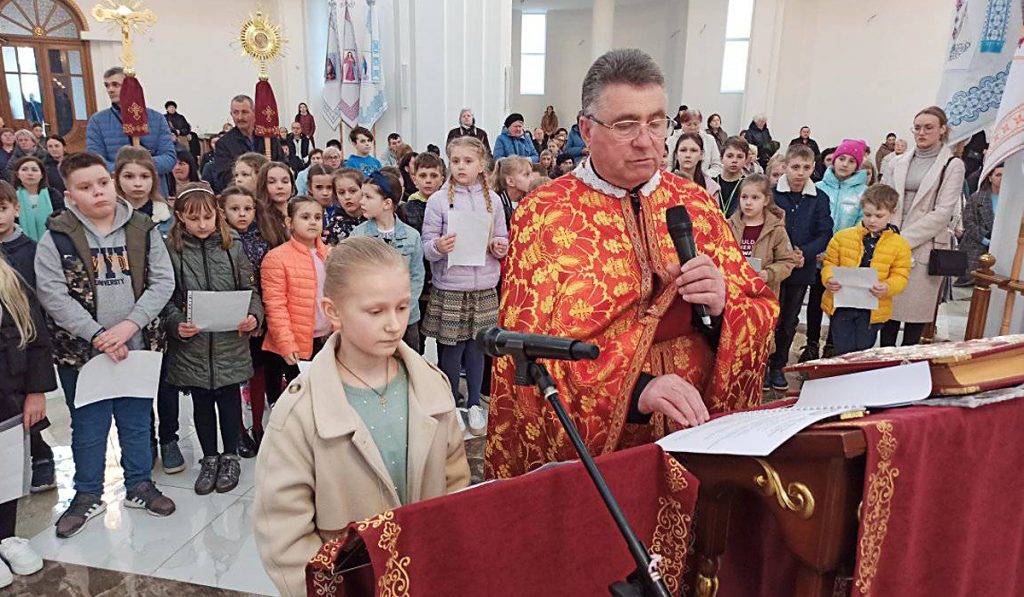 У Франківську відбулася хресна дорога за участю дітей