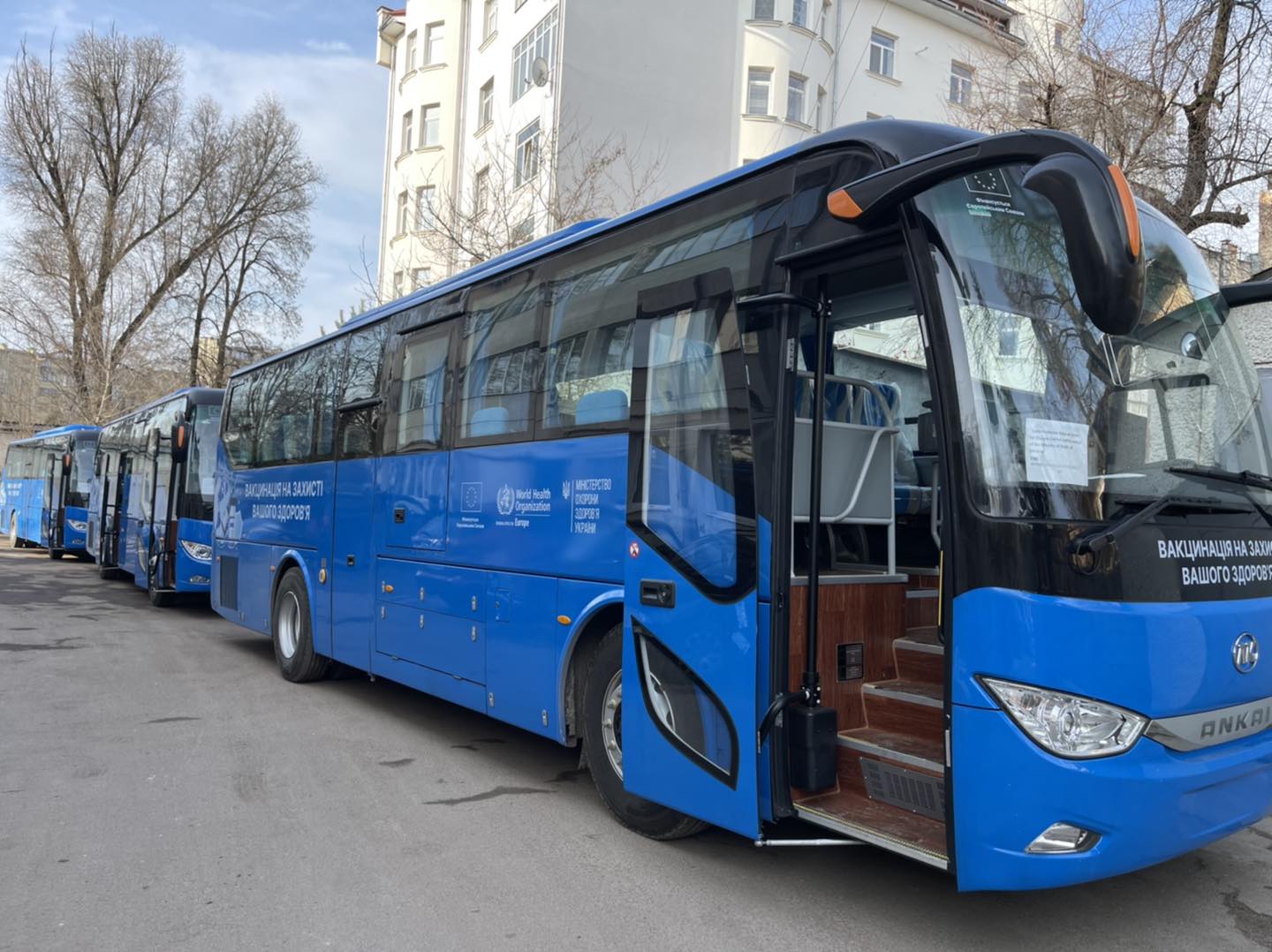 Медики Франківщини отримали від ВООЗ автобуси для проведення вакцинації