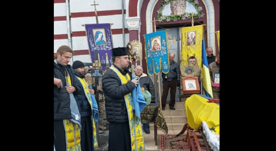 В сусідній області священик російської православної церкви відмовився впустити у храм гріб із тілом полеглого захисника