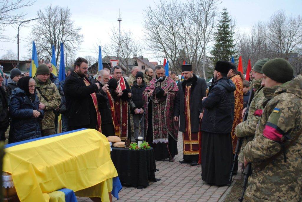 На Франківщині на колінах зустріли полеглого Героя Івана Белея