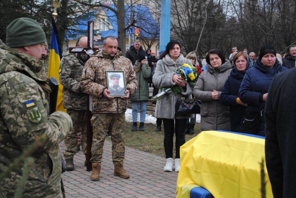 На Франківщині на колінах зустріли полеглого Героя Івана Белея