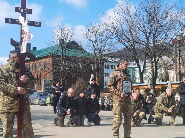 Верховинці стоячи на колінах, зустріли тіло полеглого молодого героя