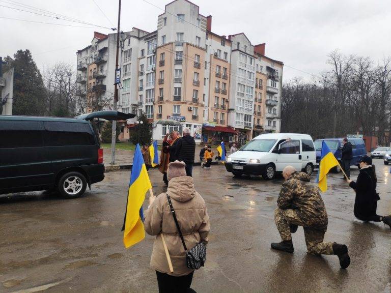 У Тлумачі під бій дзвонів на колінах зустріли захисника Івана Слободяна