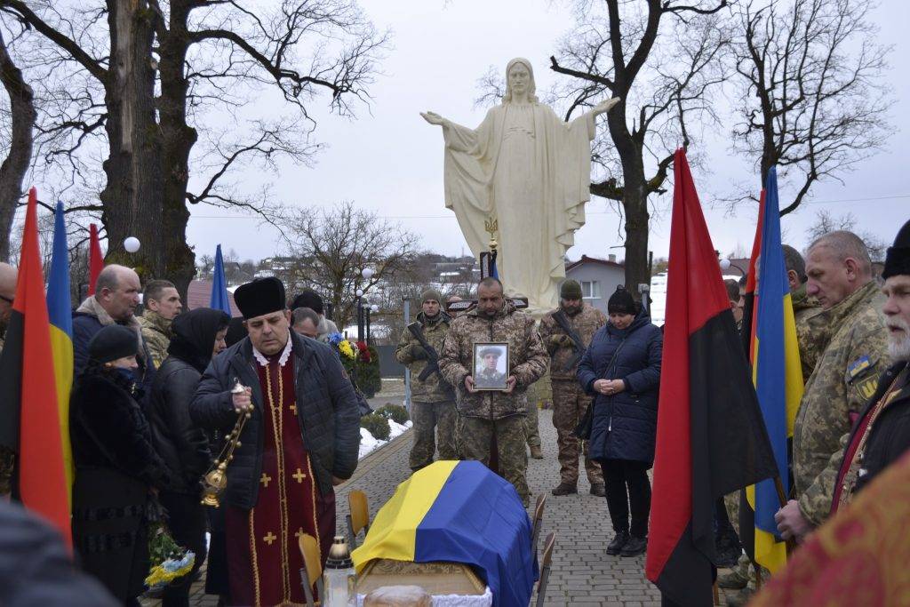 На Франківщині на колінах зустріли полеглого Героя Івана Белея