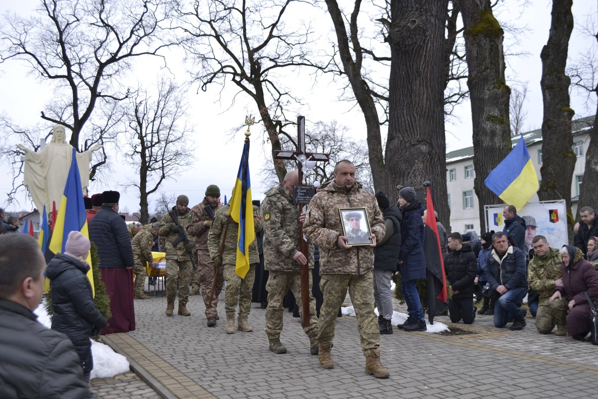 На Франківщині на колінах зустріли полеглого Героя Івана Белея